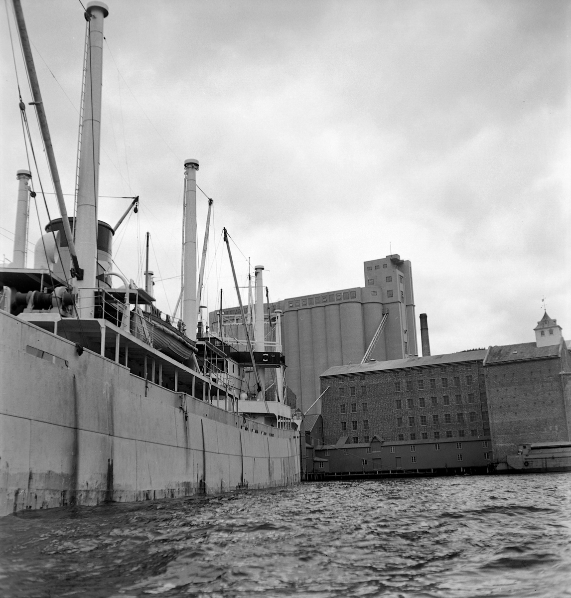 Lossing av båt ved I. C. Piene & Søn i Buvika