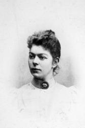 "Fru Krum(?) født Knudtzon." Giver er Ida M. Knudtzon. Fra N