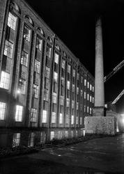 Nattbilde av hvete- og rugmøllen ved I. C. Piene & Søn i Buv