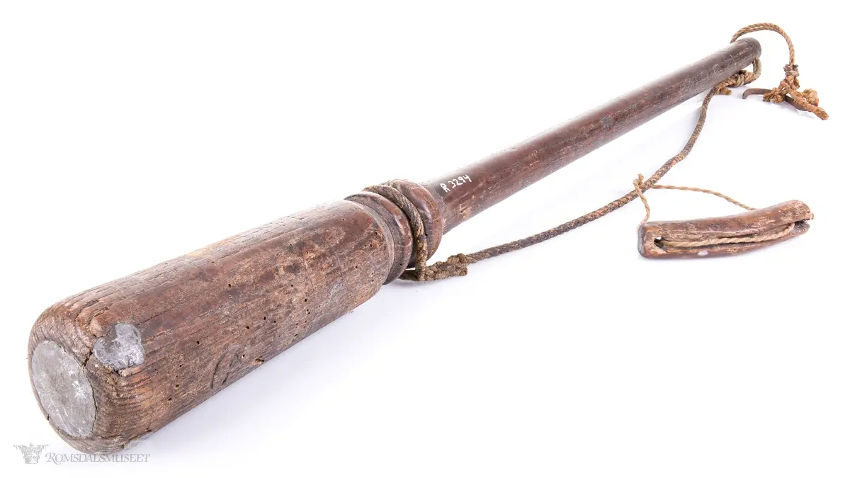 Klubbeformet vekt med handtak av tre med tau og jernkrok.