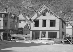 Riving av Grindheimhuset i Odda sentrum, heller og vindauger