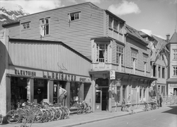 Butikk i Røldal-Haukelivegen, Ohmshuset (Rymbilsgaren),
LL.