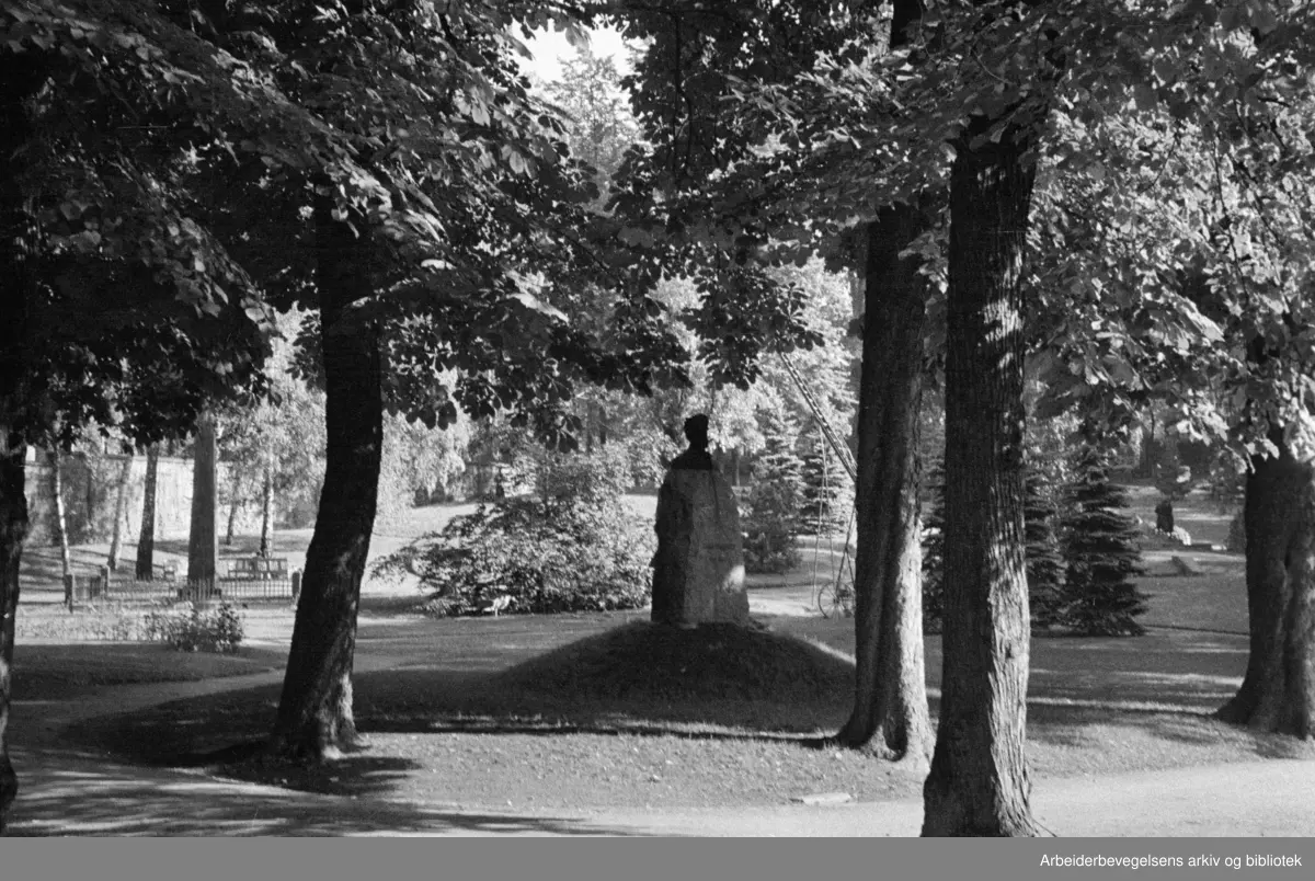 Vår Frelsers gravlund. Æreslunden. (Bjørnsons, Sverdrups og Nordraaks graver). 1945