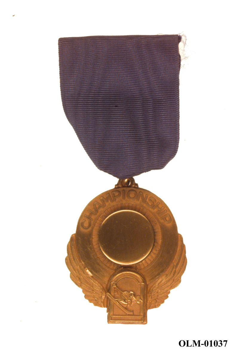 Inneholder 101 merker, pins og  medaljer.
Guttorm Berge tok tilbake samlingen 21.mai 1996.-notert i aksesjonsboken.