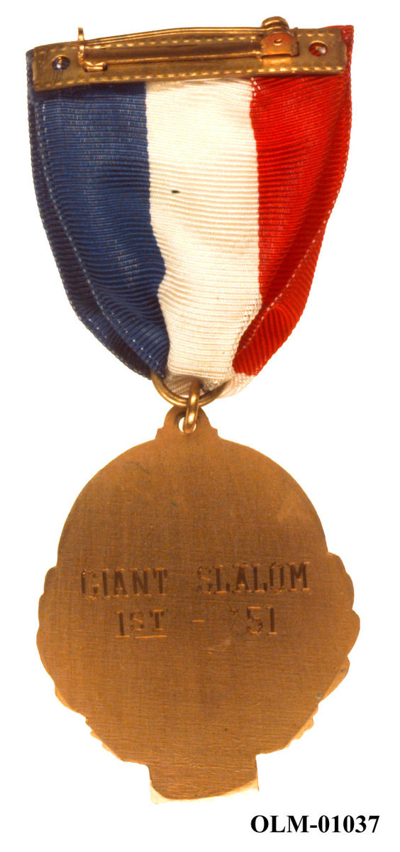 Inneholder 101 merker, pins og  medaljer.
Guttorm Berge tok tilbake samlingen 21.mai 1996.-notert i aksesjonsboken.