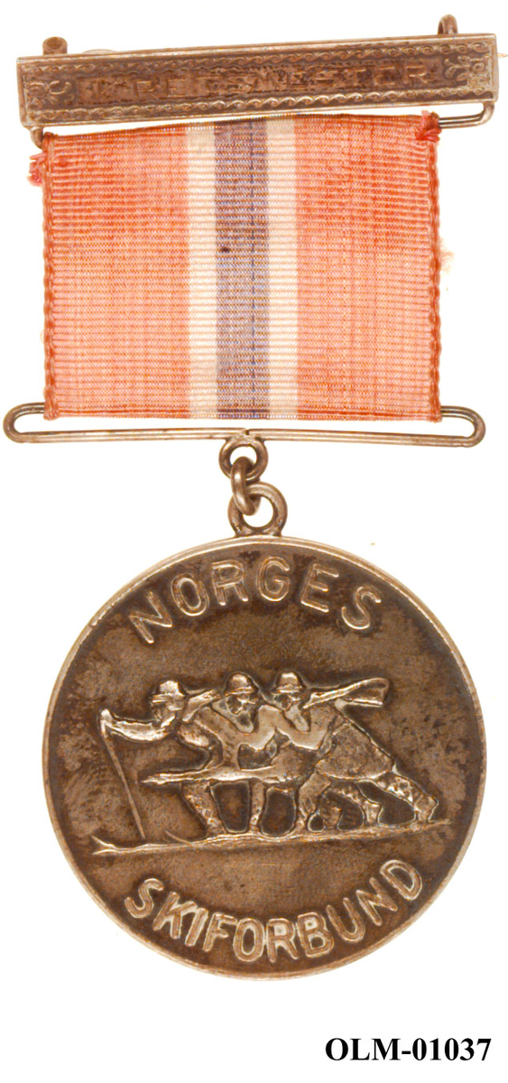 Inneholder 101 merker, pins og  medaljer.
Guttorm Berge tok tilbake samlingen 21.mai 1996.-notert i aksesjonsboken.