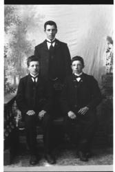 Gruppe. 
Bak: Ola Grønset. Framme frå h: Ulrik Grønset og J