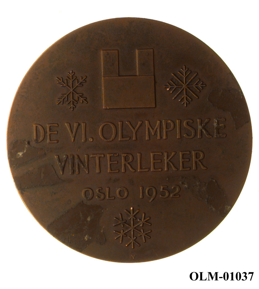 Inneholder 101 merker, pins og  medaljer.
Guttorm Berge tok tilbake samlingen 21.mai 1996.-notert i aksesjonsboken.