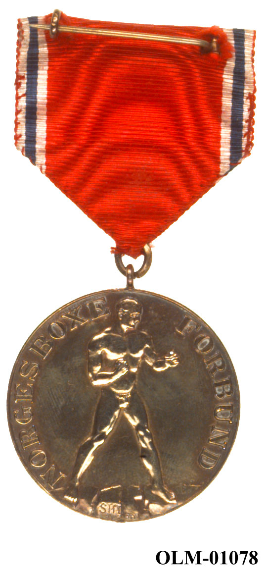 32 forskjellige medaljer og merker i ramme.
Bilde 7 er deltdagermerke fra Amsterdam 1928.
Bilde 18 og 19 er deltagermedalje fra Amsterdam 1928.
Bilde 20 og 21 er sølvmedaljen fra Antwerpen 1920.
Bilde 26 og 27 av bronsemedaljen fra Paris 1924.
Bilde 39 og 40 minnemedaljen fra Antwerpen 1920.