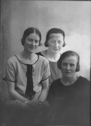 Gruppebilde av tre kvinner. En av dem heter Anna Loe