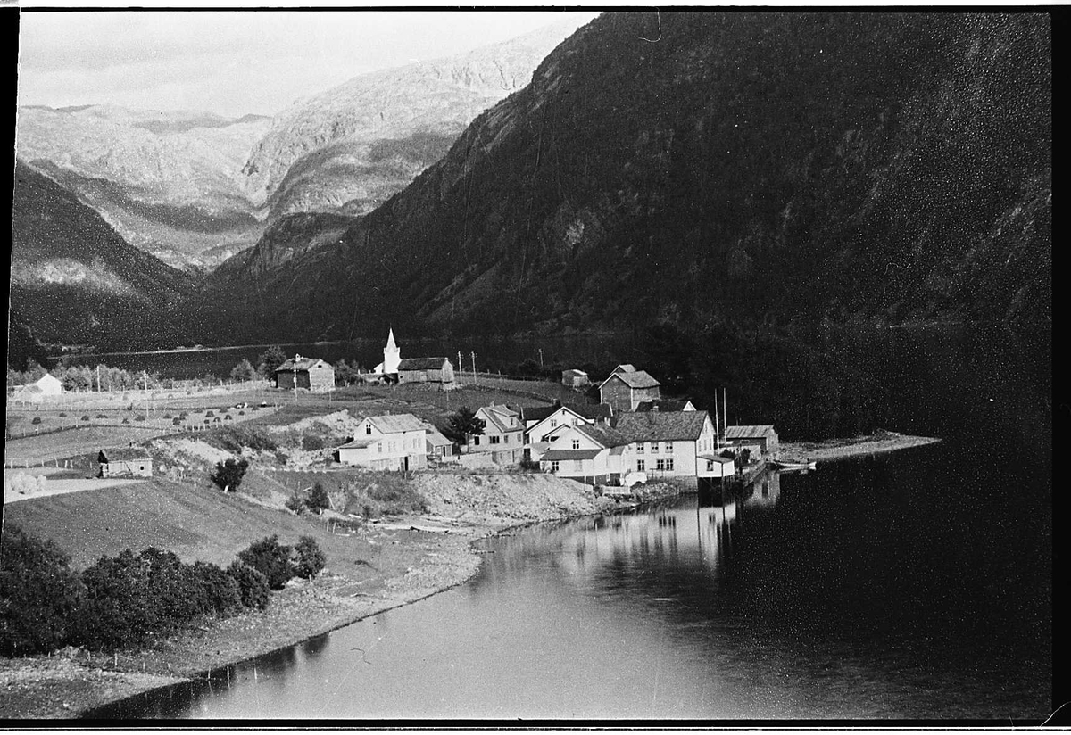 tettstad hotell kyrkje hus gardar fjell vatn