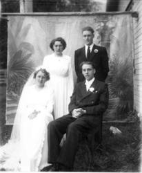 Brudeparet Rolv Jonsgard (f. 1931) og Tora Jonsgard (f. Aurm