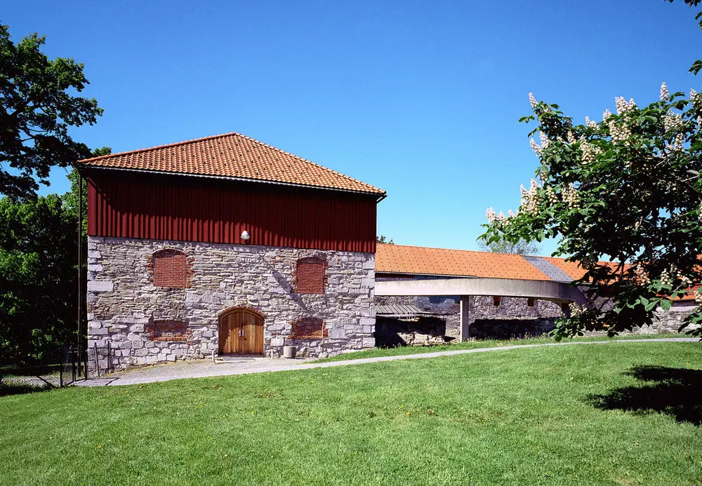 Sceneinngangen til Aulaen på Domkirkeodden i Storhamarlåvens sydfløy.