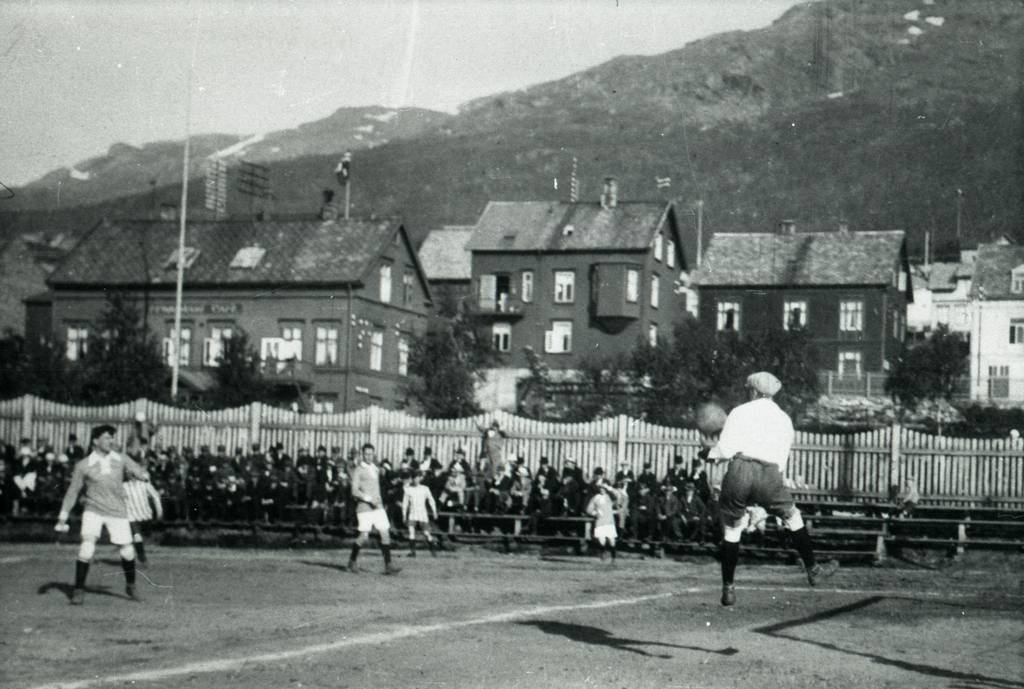 Fotballkamp på "Frimerket" i gate 1.( boks mrk. Granberg, Kjell. Gamle foto, avfoto )