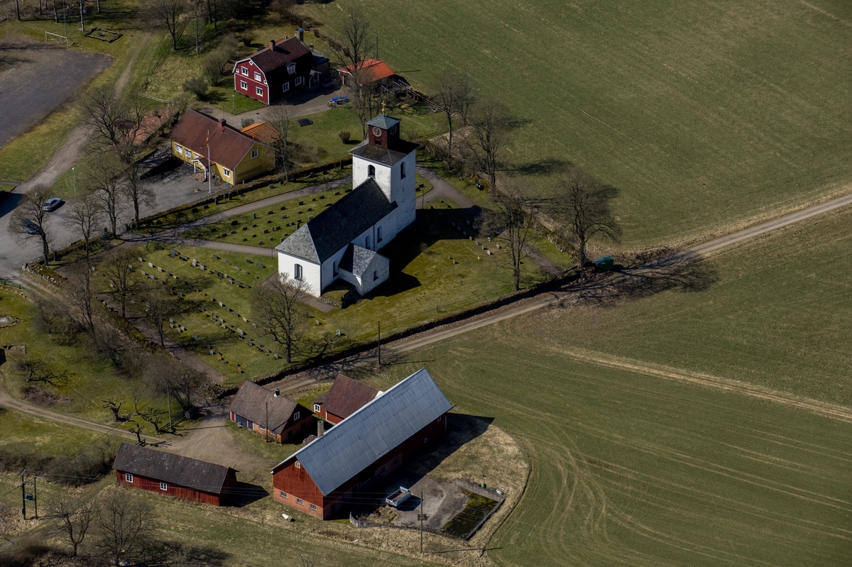 Flygfoto över Skepperstads kyrka i Sävsjö kommun.