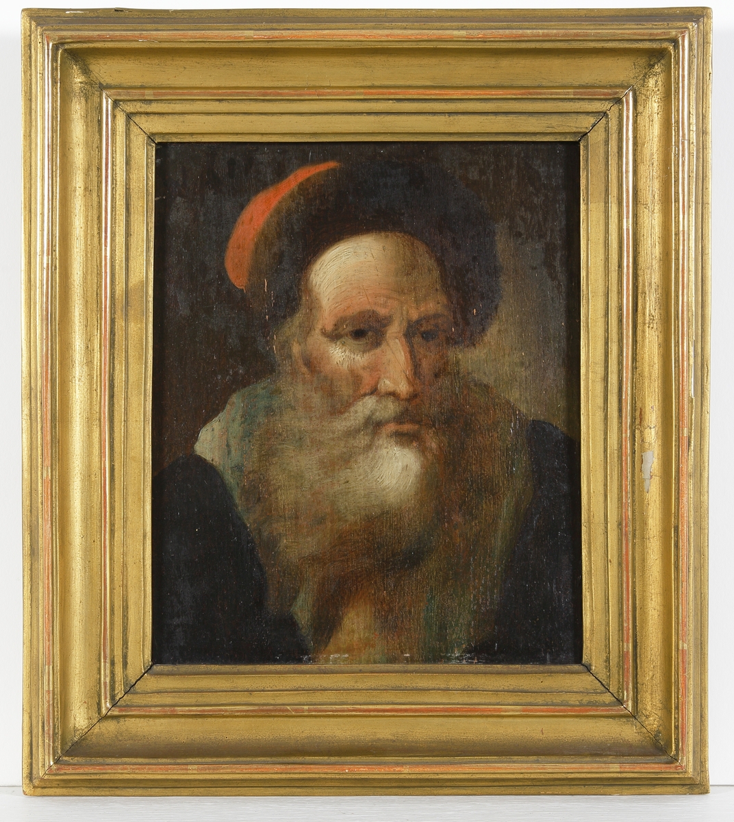 Oljemålning.
Porträtt av äldre man med skägg och svart och röd mössa.
Profilerad, förgylld ram.
