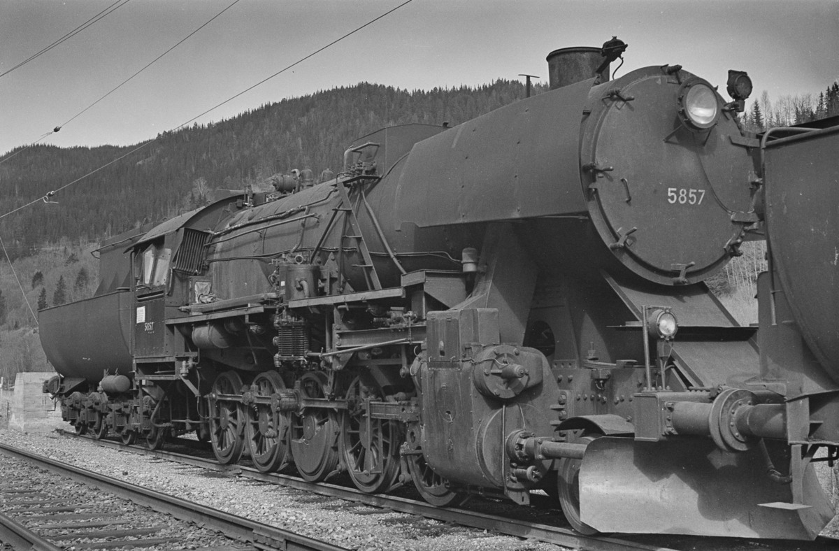Hensatt damplokomotiv type 63a nr. 5857 på Støren stasjon.