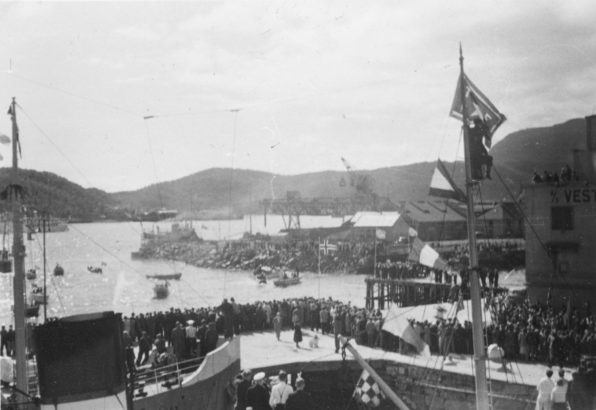 Folk samlet på kaia i Harstad i forbindelse med kongebesøket i 1946.