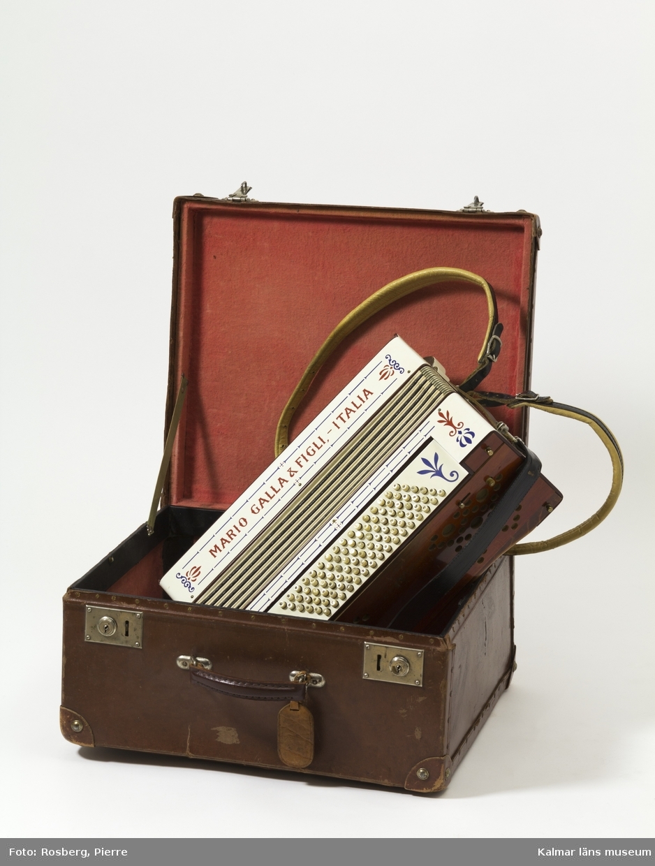 KLM 44993. Dragspel med fodral. 5-radigt dragspel av märket Mario Galla&Figli, Italia från slutet av 1920-talet. Det förvaras i ett brunt resväskliknande fodral.