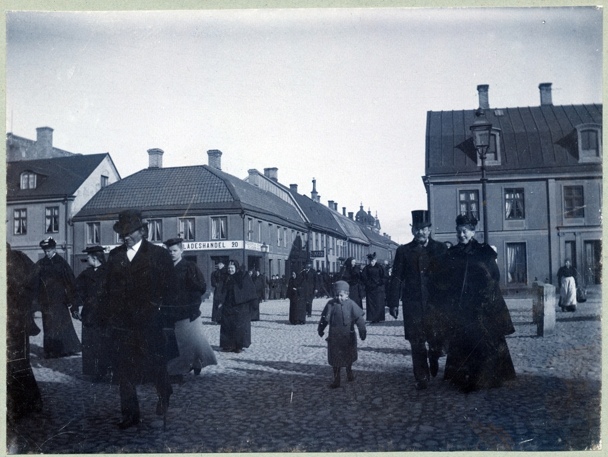 Människor på Larmtorget runt år 1900.