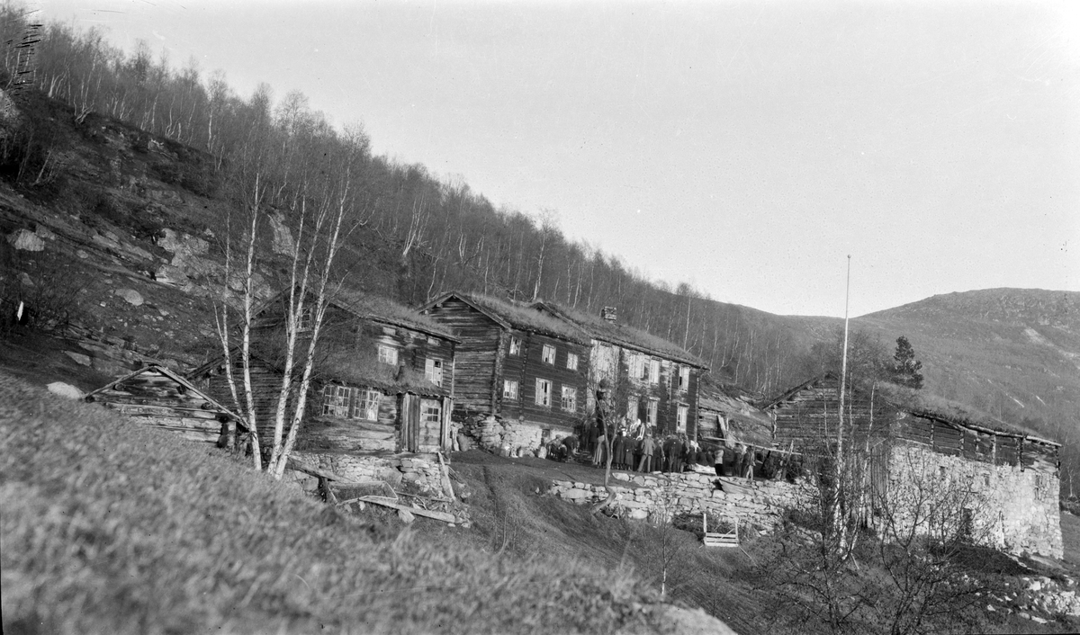 Bjorlihaugen, Bjorli
Gardstunet fotografert under tilstelning, bryllup se bilde STB-043 og 044
 Hus 3 fra v  flyttet til nyreisningbruket Nyheim 1933