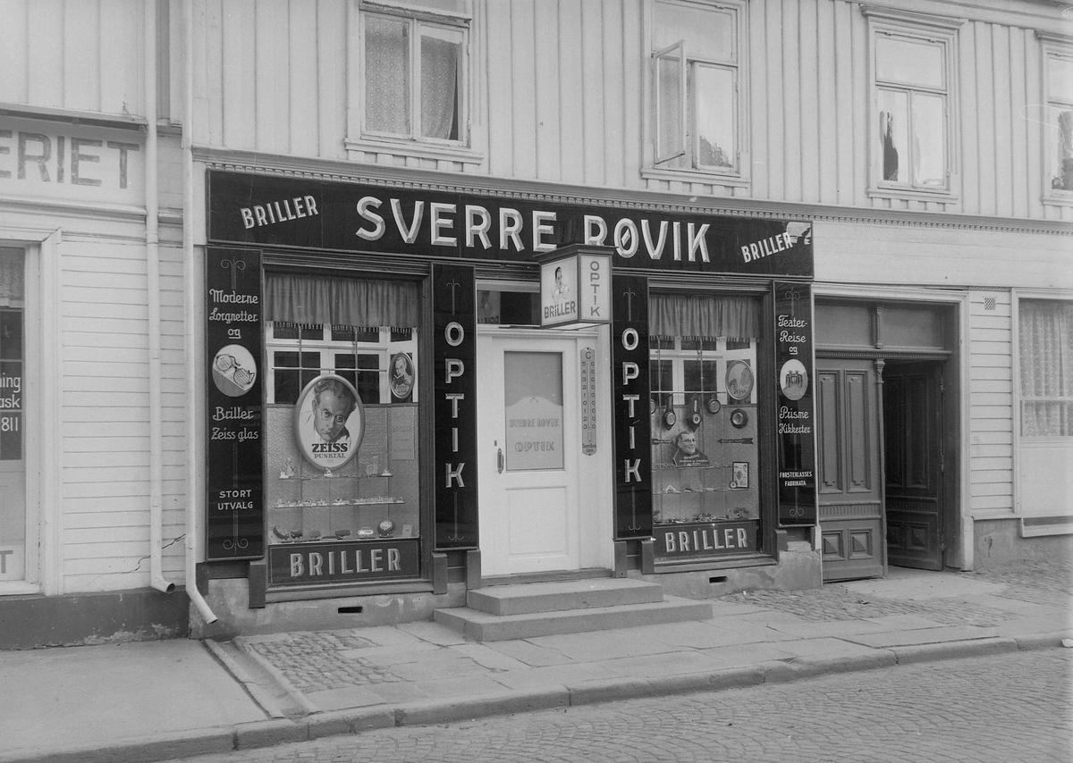 Butikkvindu hos optiker Sverre Røvik