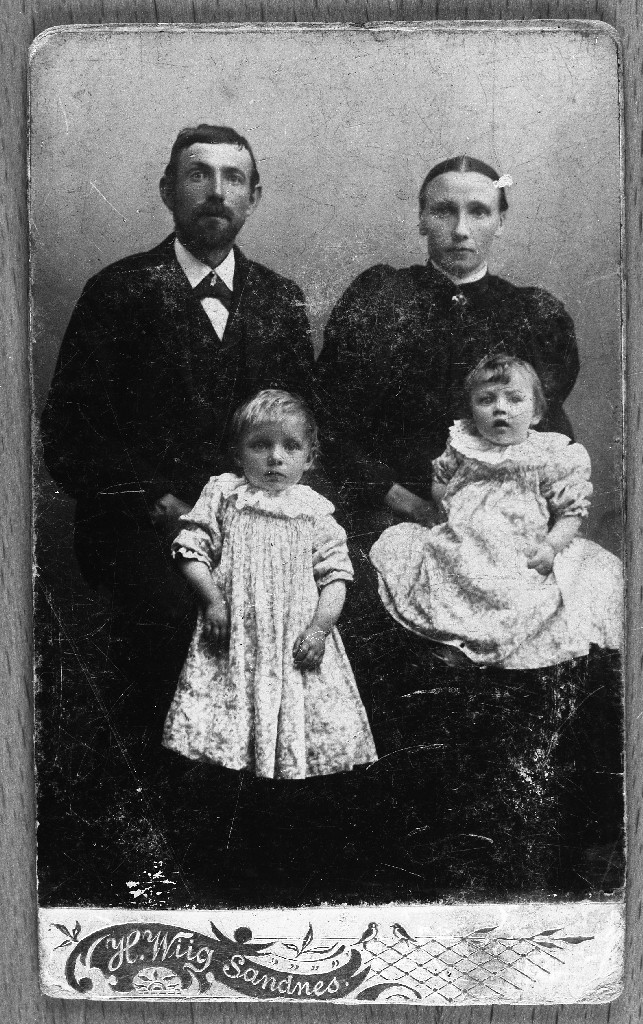 Erik Jeremiasson Herigstad (23.11.1864 - 16.9.1940) og Justine Herigstad f. Line (21.11.1863 - 24.2.1914) med dei to eldste borna, t. v. : Olava Gustava Herigstad g. Ravndal (1899 - 16.6.1988) (døpt 14.6.1899) b. Birch Hills, Sask., Canada og Ingeborg Herigstad g. Vestly (14.8.1900 - )