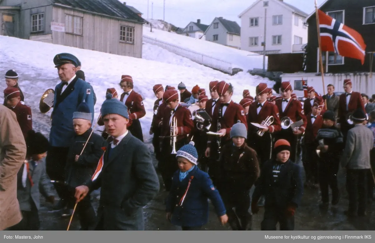 Honningsvåg. 17. mai-tog i Hovedgata. Barnekorpset med dirigenten Aksel Mauno. 1962/63.