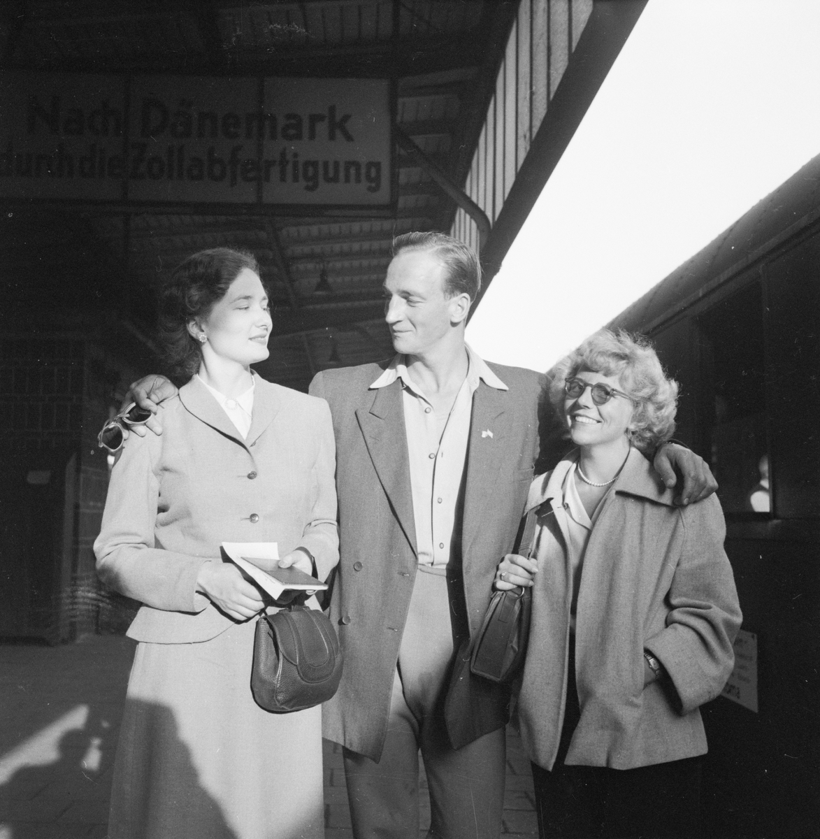 Åke Claessons resa, man och två kvinnor på järnvägsstation, sannolikt Schweiz 1949