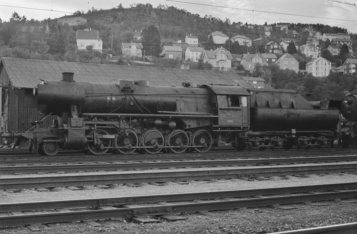 Utrangert damplokomotiv type 63a nr. 5855 på Marienborg. Lokomotivet er underveis til hugging.