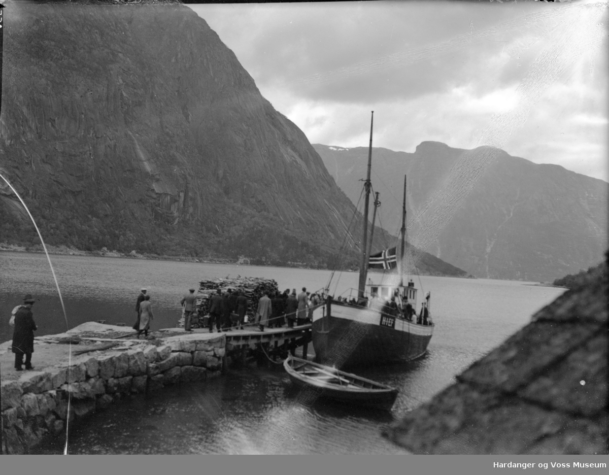 Gravferd i Simadal med båten "Erdal"