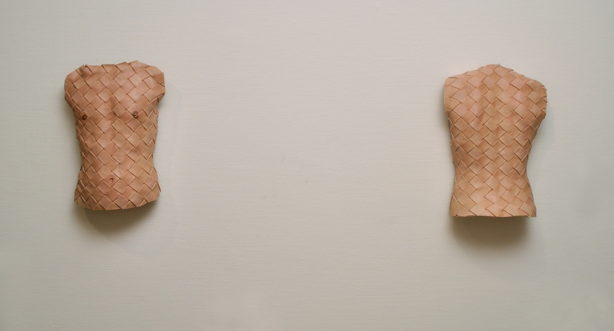 Två stycken torso med titeln Cuirass II. Konstnär Anders Krisár har gjutit av sin egen och sin tvillingbrors kroppar, omvandlat formerna till silikon som sedan flätats och fästs på ett formgjutet underlag med reglar av trä.