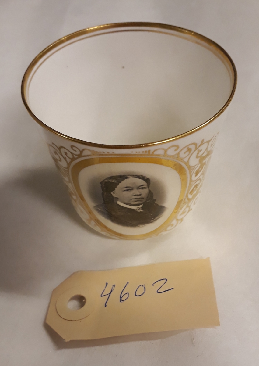 En av 10 kaffekoppar med porträtt från släkten Ulrich. Denna kopp med medaljongporträtt av fru Josephina Ulrich, född Dorff, maka till kommendörkapten och den siste svenska guvenören på Saint Barthelemy Bror Ludvig Ulrich (1818-87).