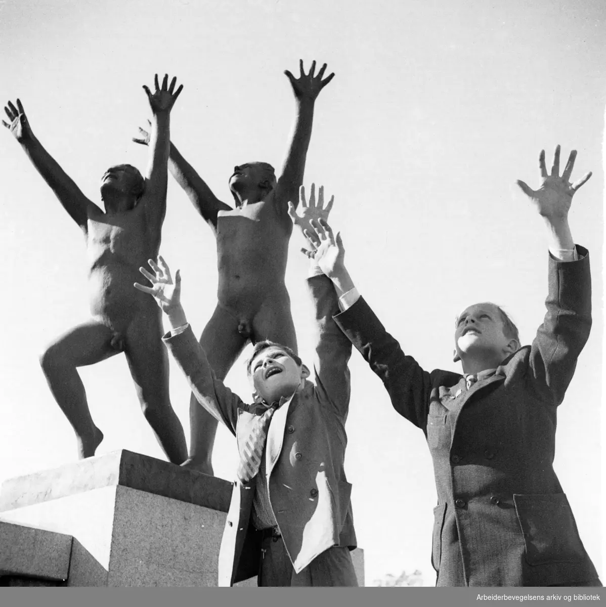 Vigelandsanlegget. Skulpturer av Gustav Vigeland. 1950