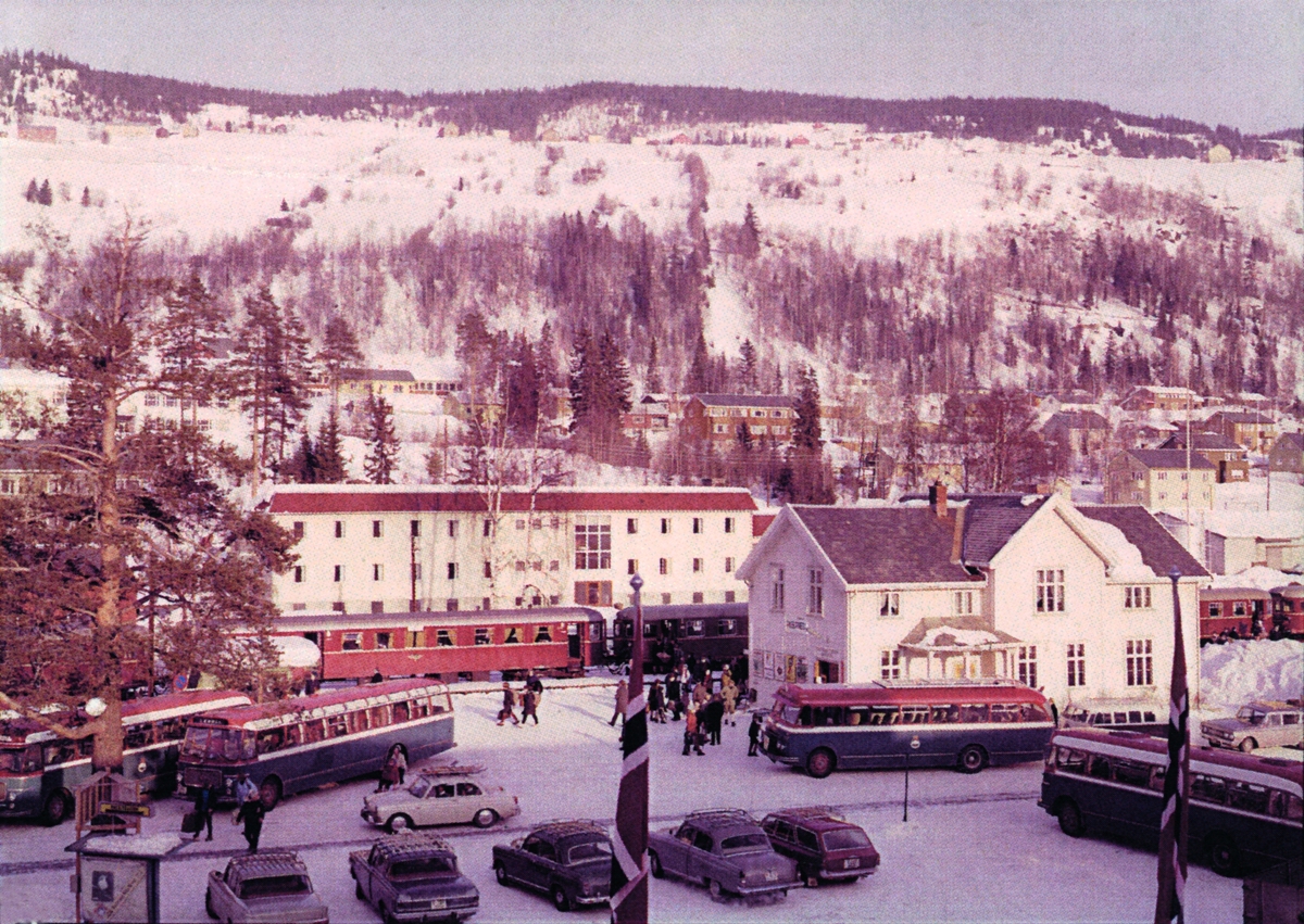 JVB-busser på Fagernes jernbanestasjon 1966.