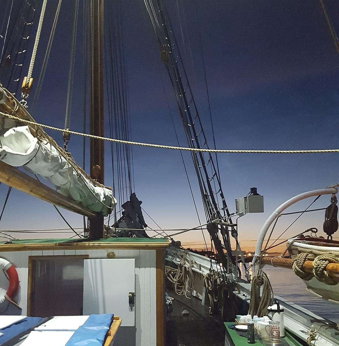 Detalj av skonnerten "Svanen", mast med rigg, detalj av livbåt, mørkeblå himmel. (Foto/Photo)