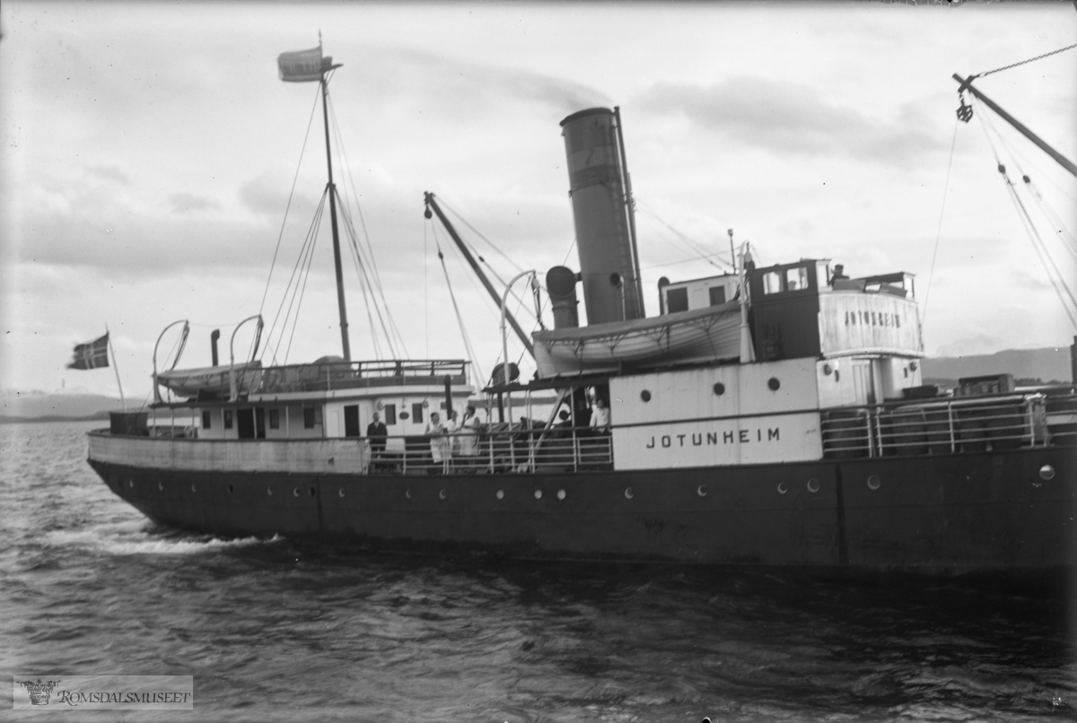 D/S Jotunheim ble opprinnelig bygget i 1890 for Sogns Dampskibsselskap og satt i konkurransefart med Fylkesbaatane mellom Bergen og Lærdal. I 1892 ble farten på Sogn avsluttet og skipet solgt til Søndmøre Dampskibsselskap..Søndmøre Dampskibsselskap. Den fikk i rute mellom Bergen og Mørebyene til 1922. I 1920 ble båt og rederi overtatt av Møre Fylkes Ruteselskap, som seinere byttet navn til Møre og Romsdal Fylkesbåtar (MRF)..Etter 1922 ble «Jotunheim» bygd om for å gå i ruta Ålesund-Molde-Åndalsnes («Åndalsnesruta». Dette ble et svært viktig samband for passasjerer, post og gods til og fra Åndalsnes etter at Raumabanen åpnet i 1924..Den gikk i mange år i denne ruta. Det ble etter hvert satt inn nye båter på Åndalsnesruta. «Jotunheim» ble brukt som avløser på andre ruter, og igjen satt inn i kystrute til Bergen. Den ble tatt ut av trafikk i 1955 og solgt for opphugging.