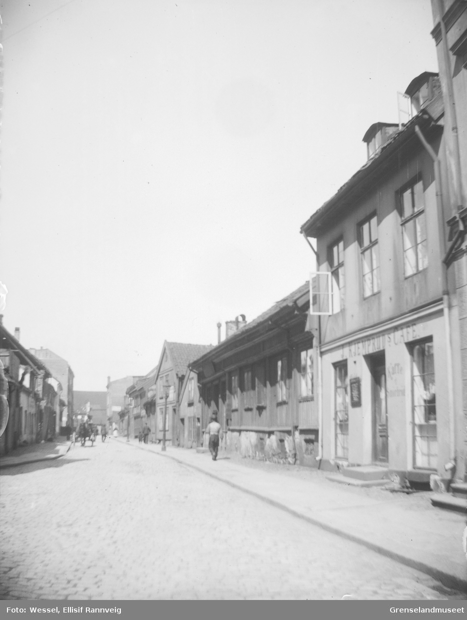 Gatemiljø i Oslo, ca 1900. J. Kjempruds Cafe til venstre i bildet.
