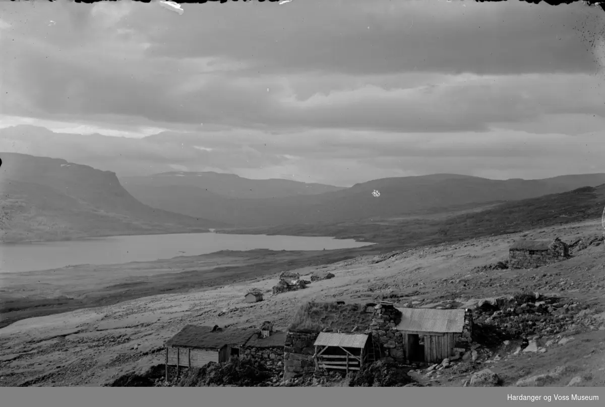 Isdalen, med stølshus - Hardanger og Voss Museum / DigitaltMuseum