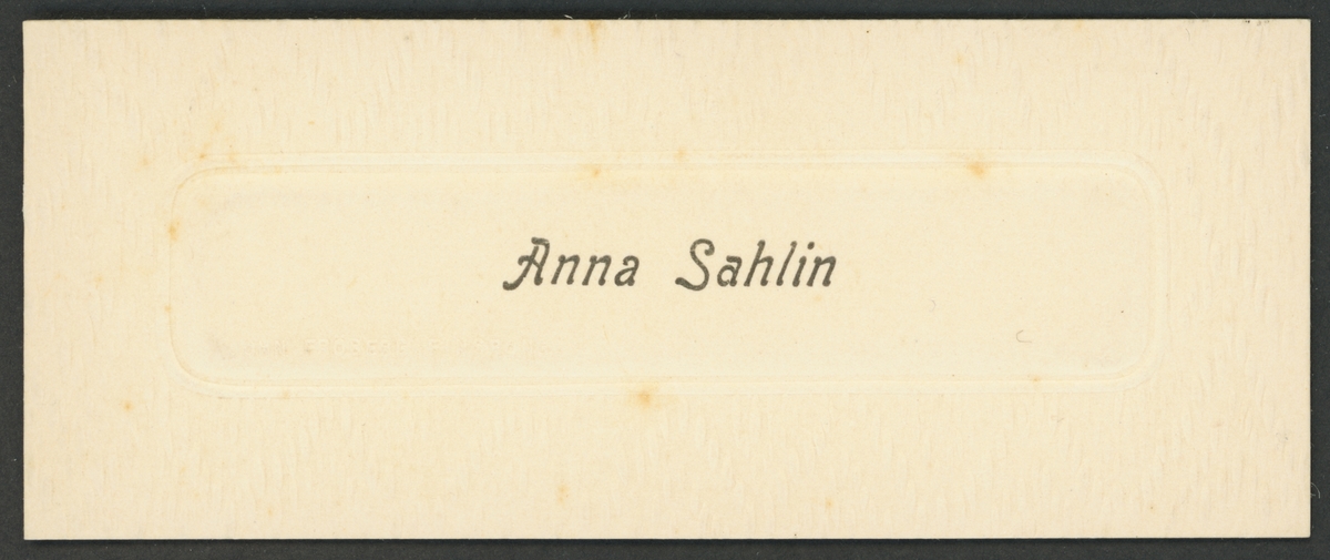 Visitkort för Anna Sahlin. Vitt kort med dekor i relief.

Ingår i en samling kort med namn tryckta i olika stilsorter. De flesta namnen på personer från Vänersborg.