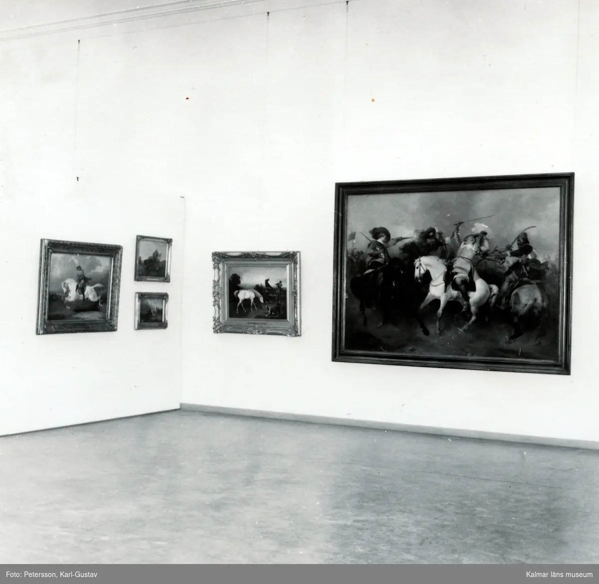 Tillfällig utställning, från Kalmar konstmuseum skärmvägg med tavlor. Wahlbomsutställningen 1958.