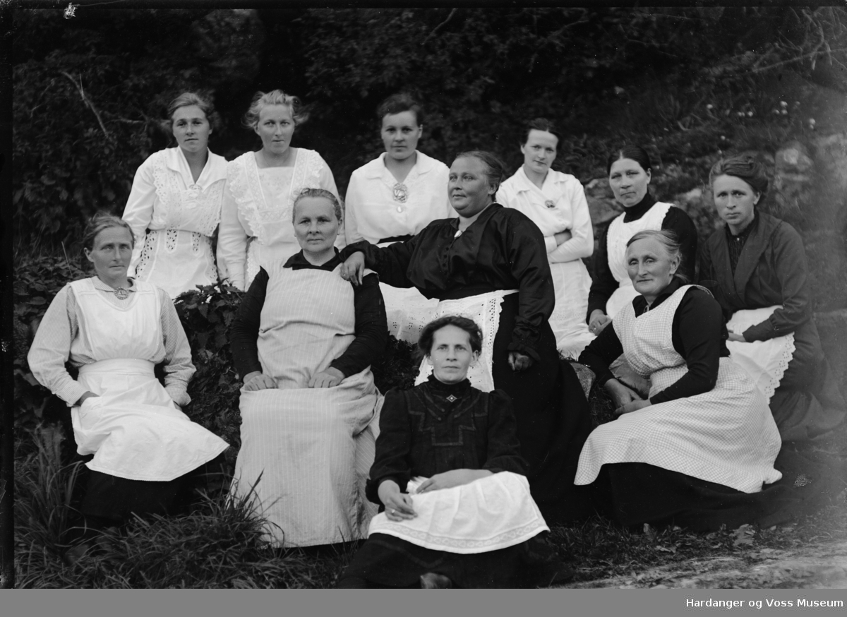 Gravferd, Åsa Gautesen, gruppebilete elleve kvinner (kokker)