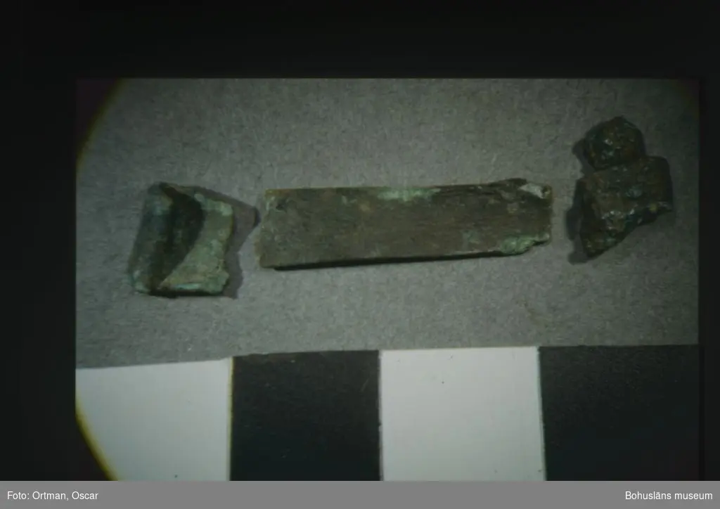 Norum 140:1. Metall söder om grav 1. Bleck rakkniv, brons?