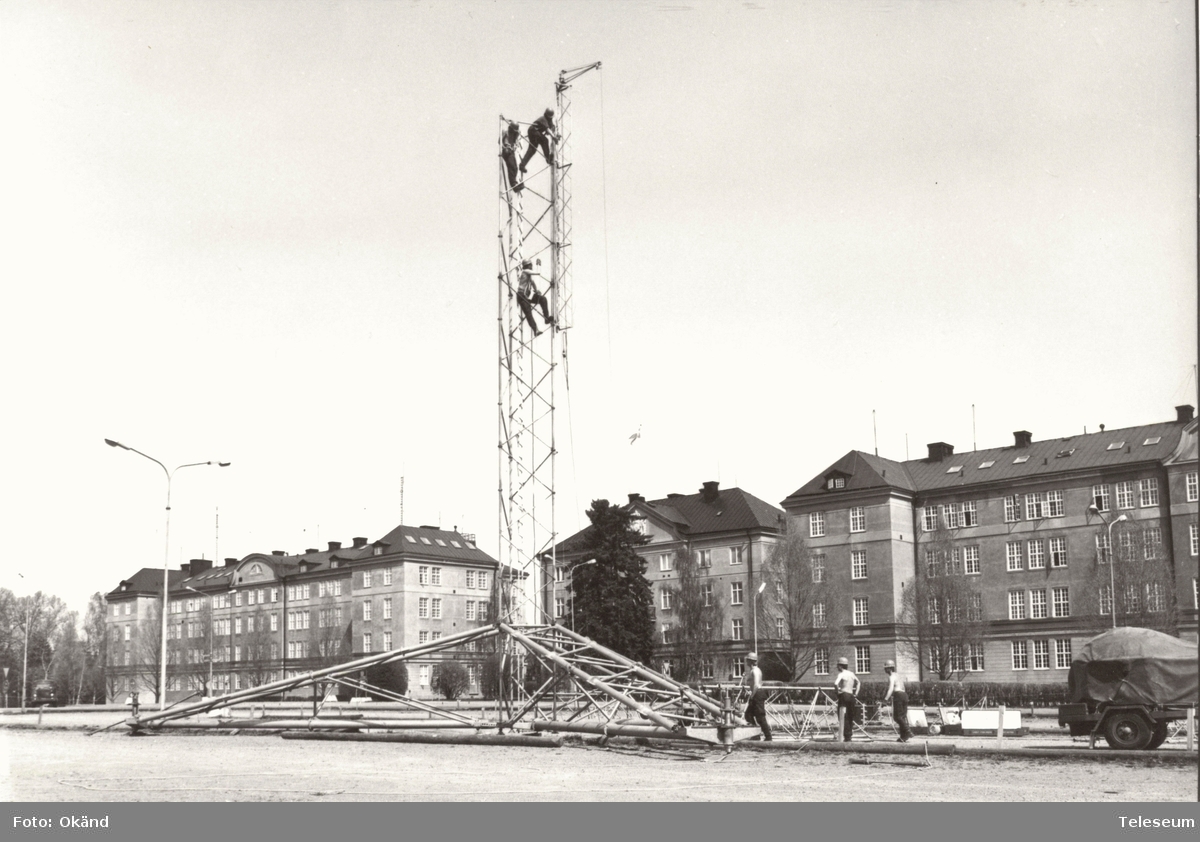 Tung radiolänkmast under byggnad på "Trekanten", S1 - Uppsala