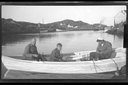 Finn Sundt, Rolf Sundt jr. og Erling Rune sitter i en robåt 