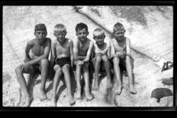 Fem gutter på svaberg i Ula. Fra venstre Herman Kragh, Terre