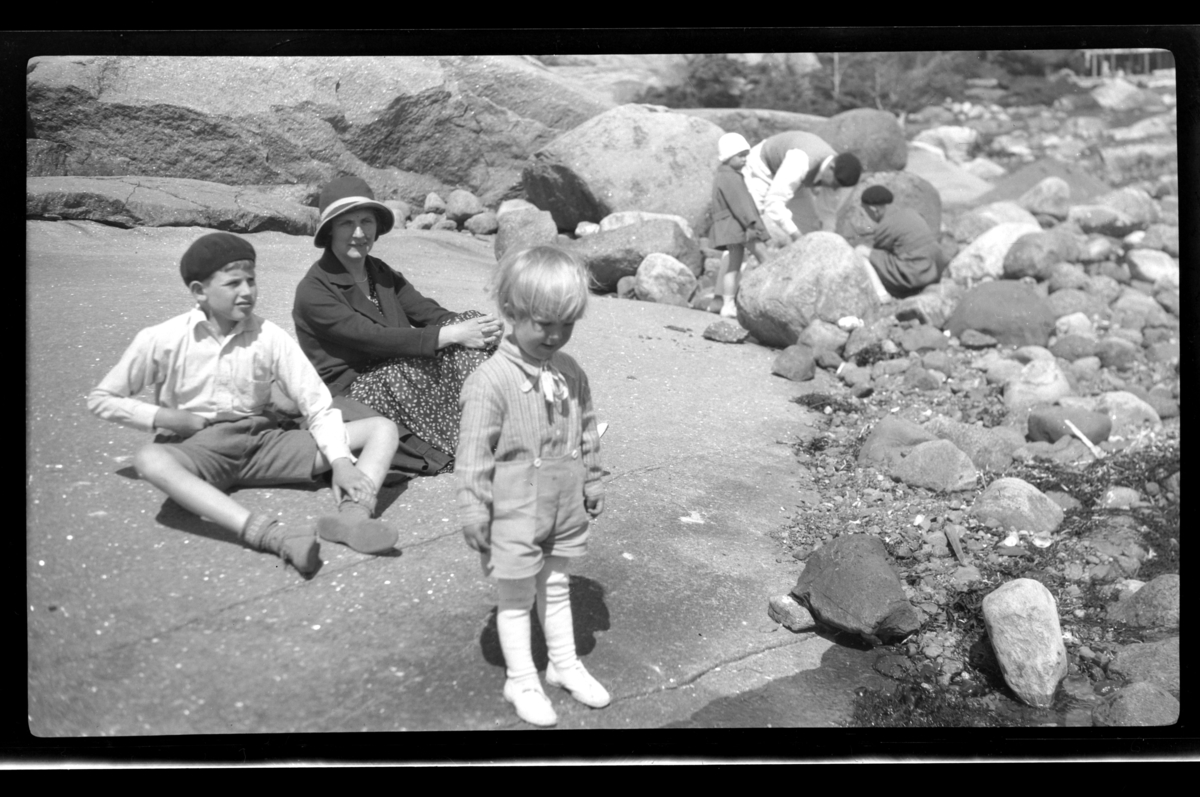 Hilda Sundt med sønnene Rolf Jr. og Lars Peter på svaberg på Ula i Vestfold. Fotografert 1932.