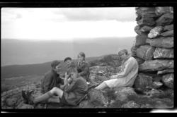Julius Sundt sitter med alpelue sammen med ukjente ungdommer