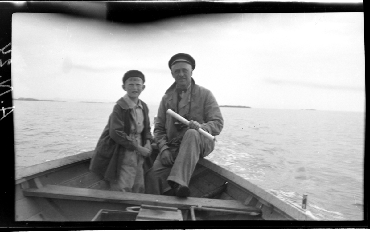 Rolf Sundt sr. og hans sønn Lars Peter Sundt ombord i en båt på tur til Rauna. Fotografert 1938.