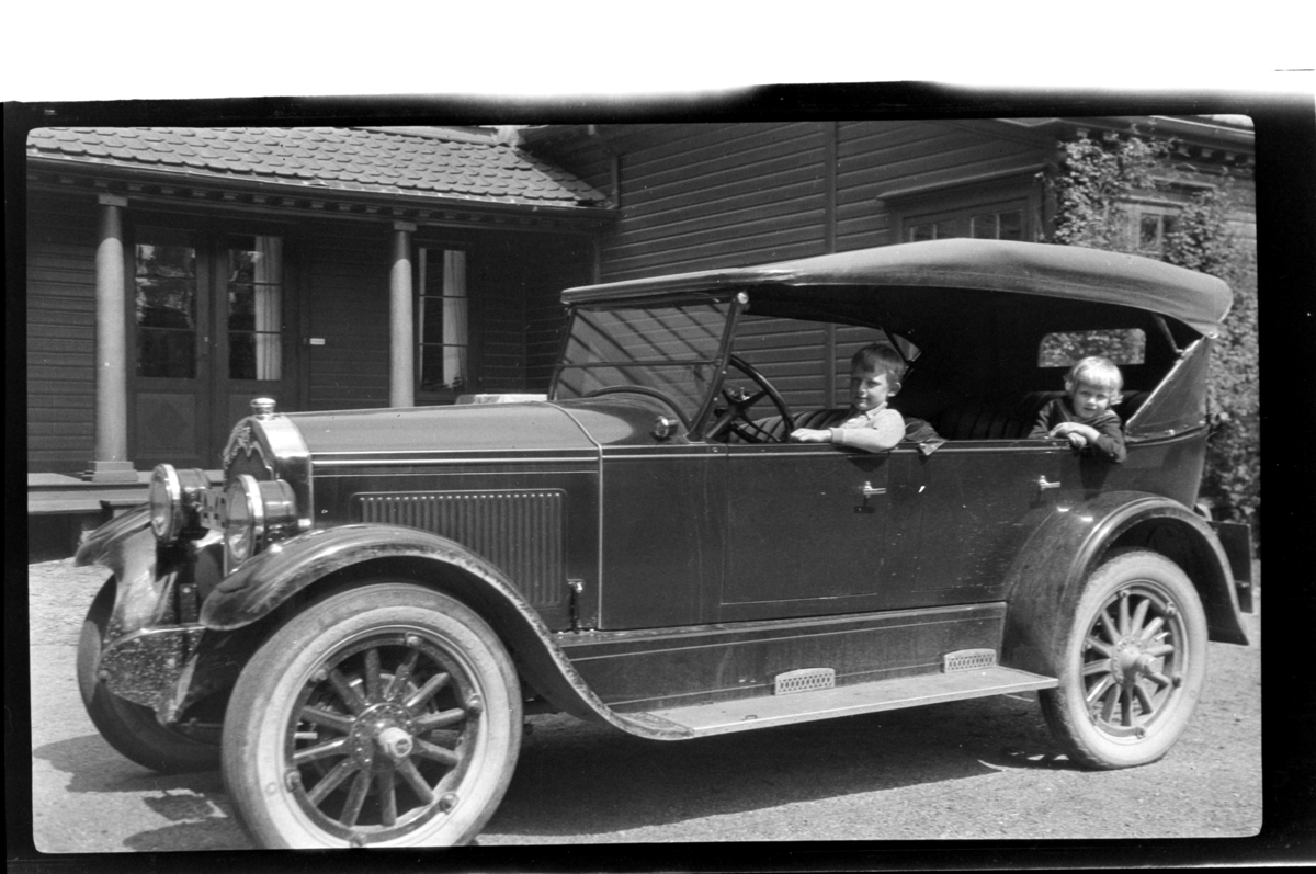 Brødrene Julius og Rolf Sundt jr. i sin fars Buick foran Halfdan Sundts hus i Stavern. Fotografert 1925.